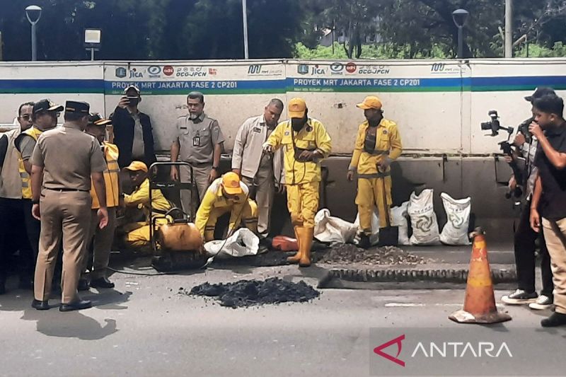 pemkot-jaktim-targetkan-perbaikan-jalan-rampung-tahun-ini