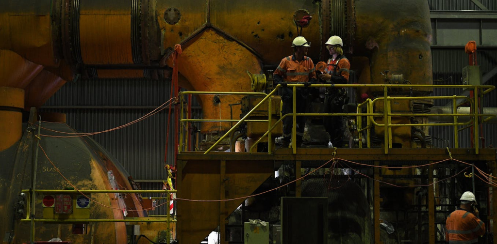 how-delays-in-australia’s-switch-to-clean-energy-are-hurting-workers
