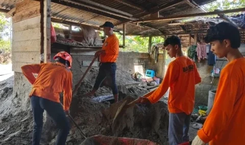 jelang-ramadhan,-ansor-dan-bagana-bersihkan-sisa-lumpur-di-pante-lhong-aceh