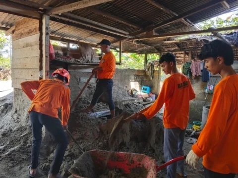 jelang-ramadhan,-ansor-dan-bagana-bersihkan-sisa-lumpur-di-pante-lhong-aceh