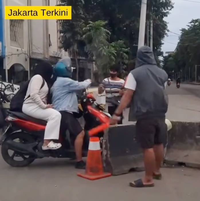 viral-pak-ogah-lakukan-pungli-di-kota-tua,-satpol-pp:-pelaku-sedang-diburu