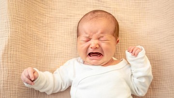 bolehkah-membiarkan-bayi-menangis-sampai-diam-sendiri?-ini-efeknya-menurut-pakar
