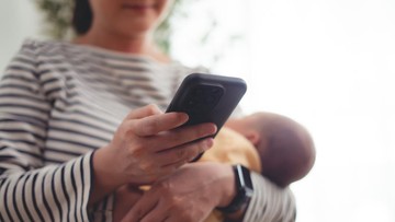 menyusui-sambil-main-ponsel?-ini-tips-simpel-biar-tetap-perhatian-ke-bayi