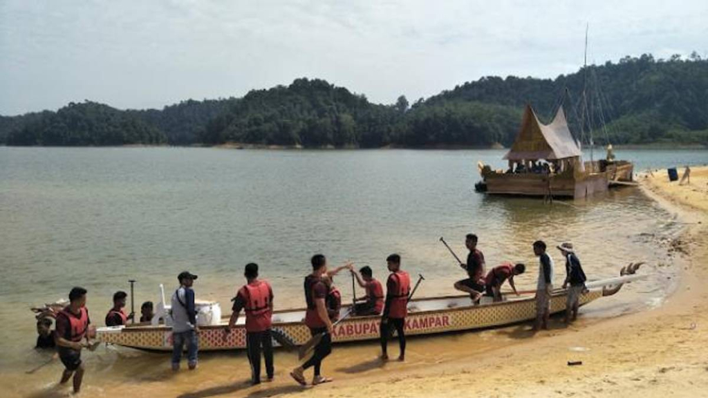 danau-rusa-kampar,-menikmati-keindahan-air-kehijauan-dan-tradisi-lokal-di-riau