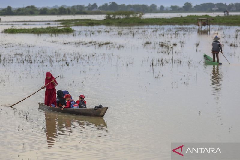terisolasi-banjir!-perjuangan-siswa-di-kajejeng-dayung-sampan-lewati-sawah-demi-bisa-belajar