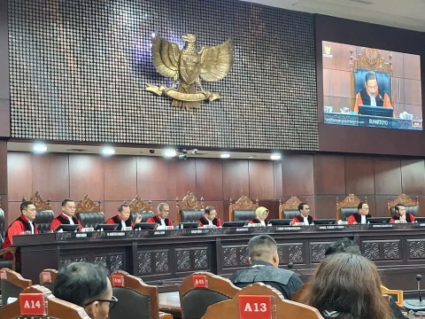 perwakilan-dpr-absen-di-sidang-perkara-peradilan-militer,-ketua-mk:-keterangannya-belum-siap