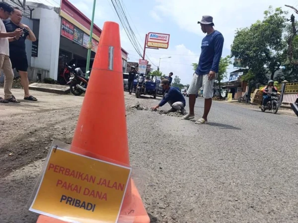 warga-pati-keluarkan-dana-pribadi-untuk-perbaiki-jalan-rusak