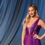 “hilary-duff-umumkan-tur-dunia-‘the-lucky-me’,-marks-kembali-ke-panggung-global”.