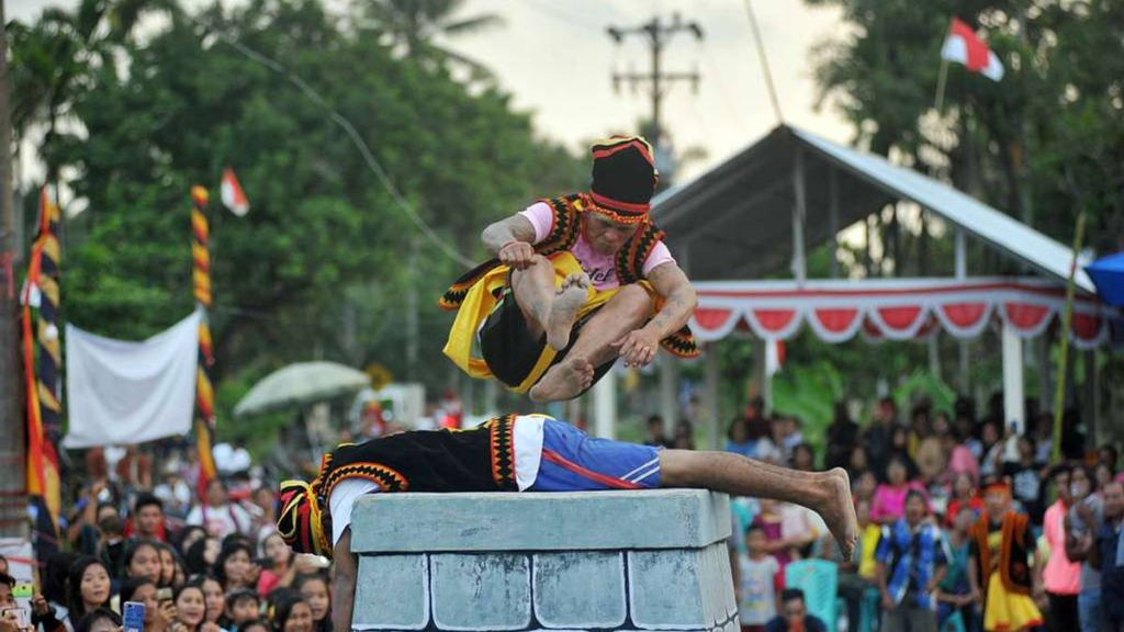 tradisi-fahombo:-analisis-inisiasi-kedewasaan-dan-ketangkasan-fisik-dalam-budaya-nias