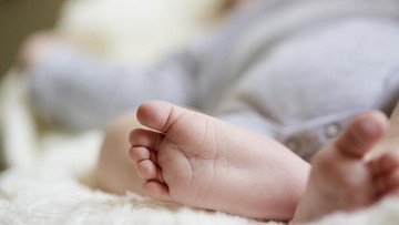viral-bayi-11-bulan-diberi-miras-oleh-ayah,-simak-apa-dampaknya-untuk-kesehatan-si-anak