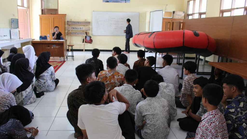 ratusan-siswa-sman-1-sagaranten-latih-kesiapsiagaan-bencana-bersama-cisadane-resik