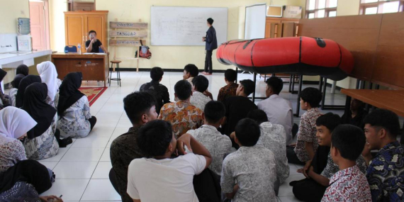 Ratusan Siswa SMAN 1 Sagaranten Latih Kesiapsiagaan Bencana Bersama Cisadane Resik