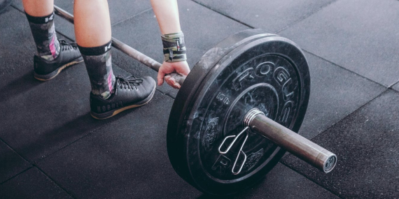 runners,-flat-shoes-or-bare-foot-–-what-should-i-wear-to-lift-weights?