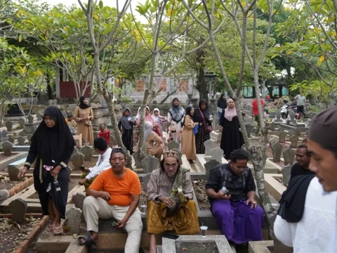 tradisi-gebyuran,-warga-bustaman-semarang-ziarah-ke-makam-leluhur-jelang-ramadhan