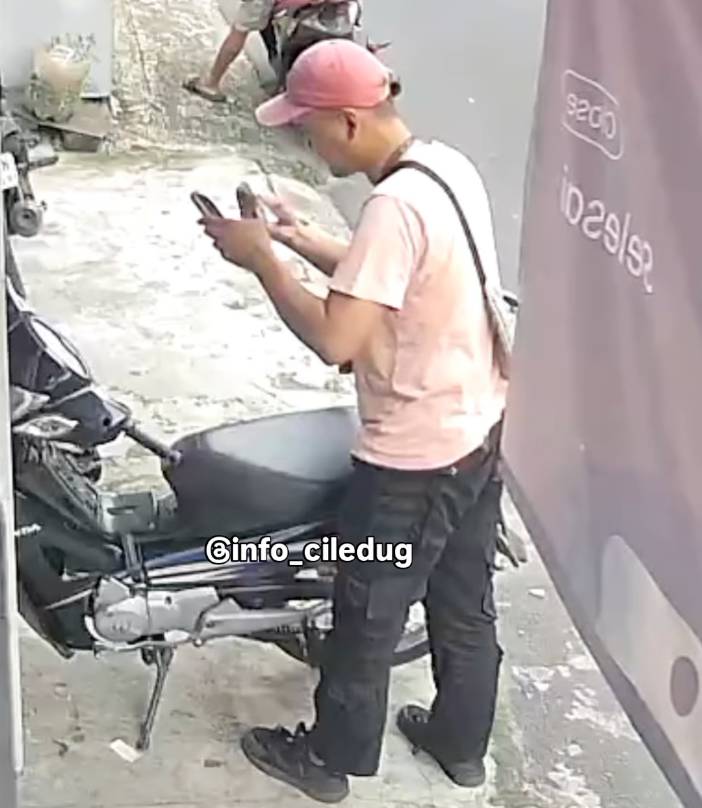 viral-pria-tempel-stiker-qr-code-judi-online-di-jaksel,-polisi-turun-tangan