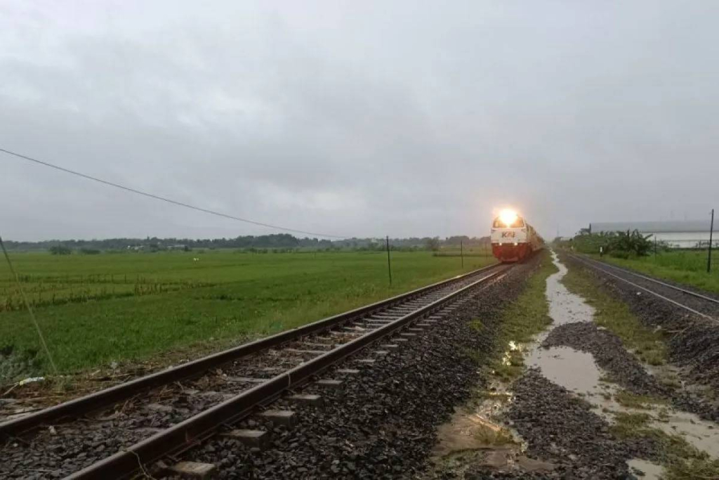 banjir-grobogan-rendam-rel,-perjalanan-sejumlah-ka-jalur-utara-dialihkan