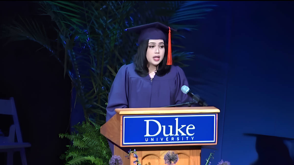 jauh-jauh-ke-amerika-serikat,-aulia-sarah-bawa-peribahasa-jawa-saat-pidato-wisuda-duke-university
