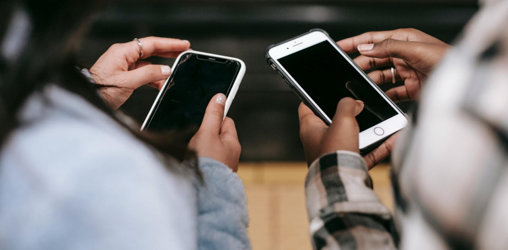 matinya-kepakaran:-saat-influencer-lebih-dipercaya-daripada-ahli