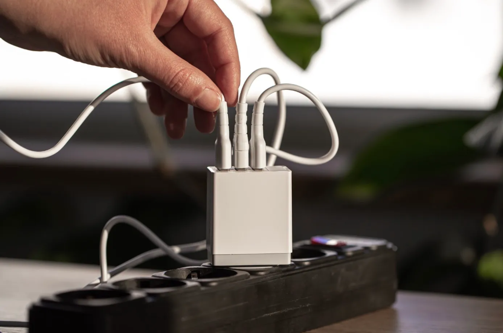 dampaknya-fatal!-ini-bahaya-membiarkan-charger-hp-tercolok-terus-di-stopkontak
