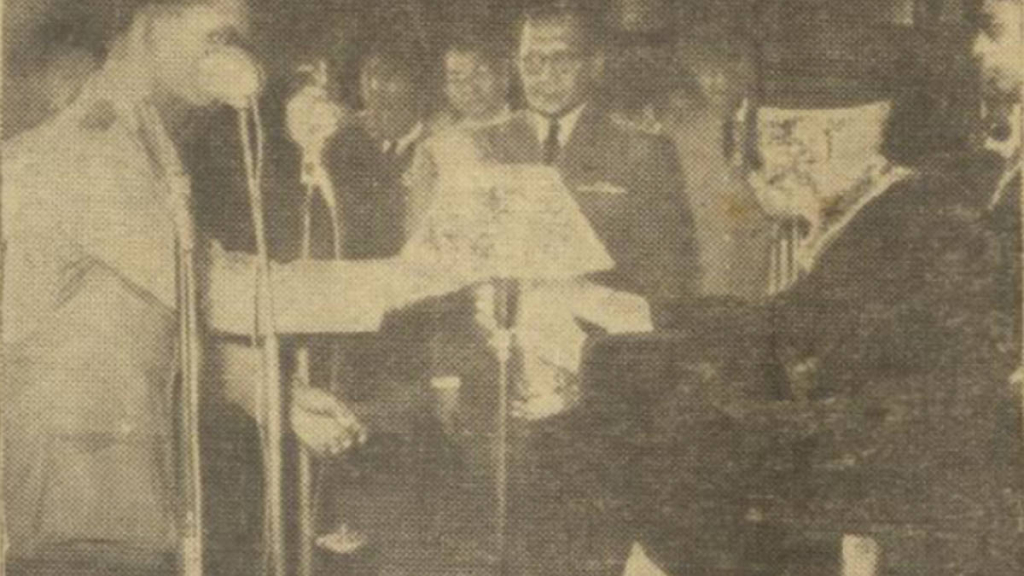 kedatangan-raja-thailand-bhumibol-adulyadej-di-yogyakarta-pada-1960,-terima-gelar-dr-hc.-dari-ugm