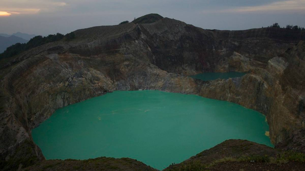 danau-kelimutu:-penjelasan-ilmiah-di-balik-perubahan-warna-air-secara-periodik