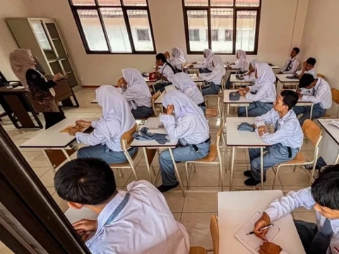 komisi-x-dpr-dorong-standar-kesejahteraan-guru-di-atas-upah-minimum