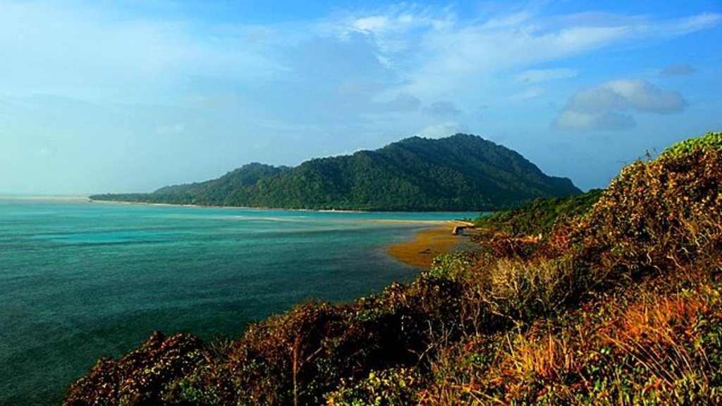 pulau-sekatung,-pulau-mungil-terluar-di-natuna-yang-berbatasan-dengan-3-negara
