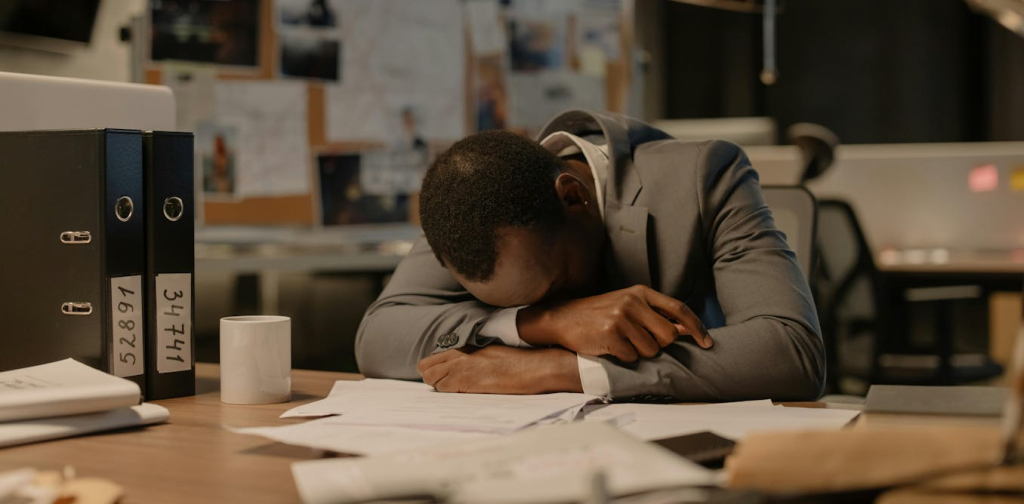 budaya-‘overwork’-&-gaji-pas-pasan:-membedah-fenomena-‘working-poor’-di-indonesia