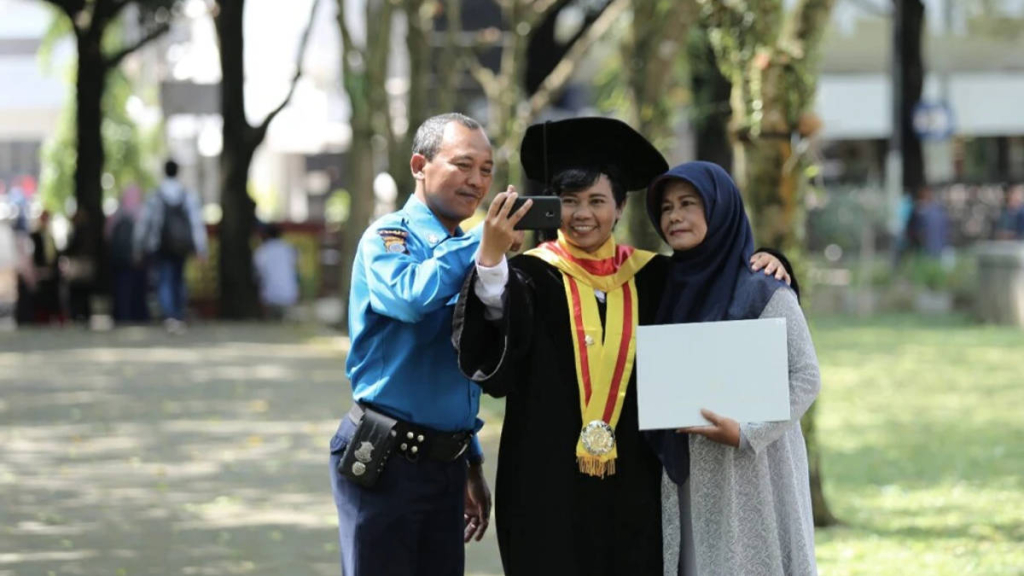 bertahun-tahun-jadi-satpam-ugm,-teguh-saksikan-putrinya-lulus-doktor-di-kampus-yang-sama