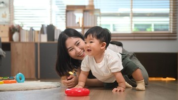 5-ide-stimulasi-bayi-7-bulan-agar-cepat-merangkak