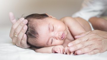 7-cara-mengatasi-kulit-bayi-baru-lahir-mengelupas