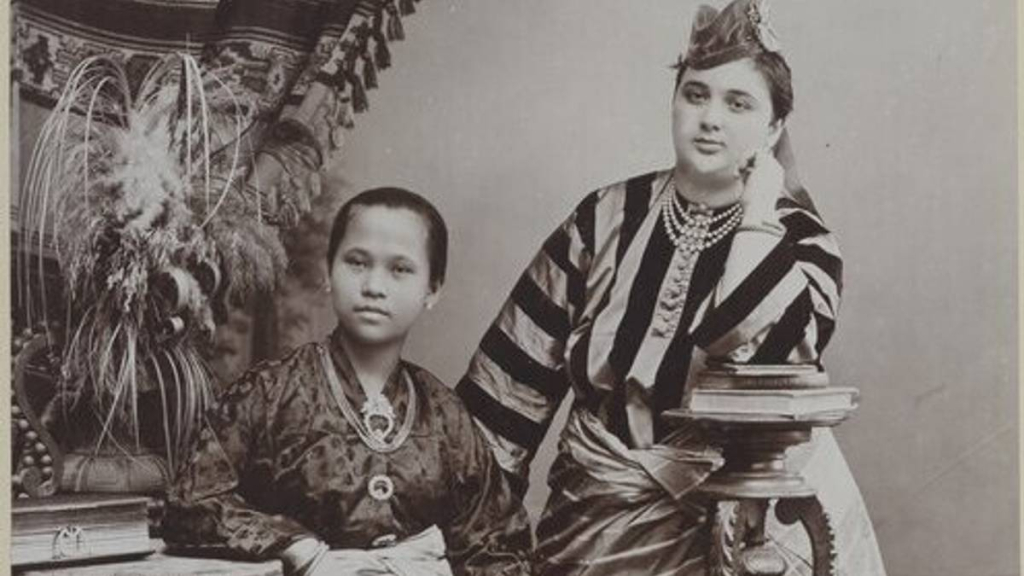 saat-nyonya-belanda-menanggalkan-gaun-demi-kebaya:-kisah-adaptasi-di-tanah-jajahan