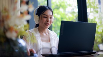 orang-yang-pakai-headphone-di-tempat-kerja-disebut-anti-sosial,-benarkah?
