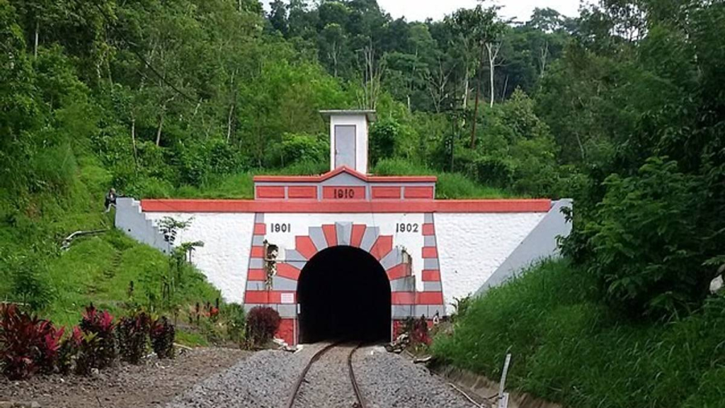 terowongan-mrawan,-salah-satu-terowongan-terpanjang-di-indonesia-yang-membelah-gunung-gumitir