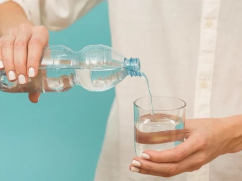 cegah-kulit-kering-saat-puasa,-gunakan-pola-minum-air-putih-2-4-2