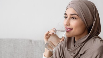 aturan-minum-air-putih-saat-buka-puasa-dan-sahur:-berapa-liter-supaya-tidak-gampang-haus?