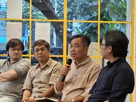 sustain:-kemerosotan-demokrasi-beriringan-dengan-mandeknya-transisi-energi