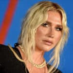 kesha-kecam-gedung-putih-karena-menggunakan-‘pukulan’-di-tiktok-militer-—-dan-dia-bukan-yang-pertama