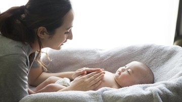 manfaat-pijat-bayi,-bisa-atasi-batuk-pilek-hingga-tingkatkan-berat-badan-si-kecil