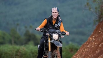 potret-luna-maya-motoran-taklukkan-perbukitan-di-aceh-hingga-bertemu-gajah