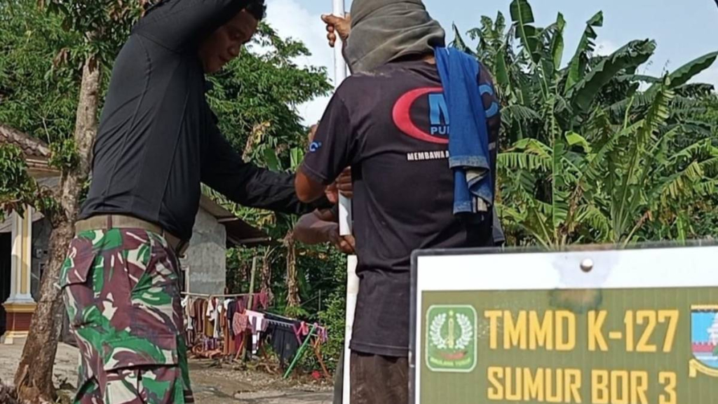 dari-sumur-kering-menuju-harapan-baru:-sinergi-tmmd-127-membangun-desa-sukamenak