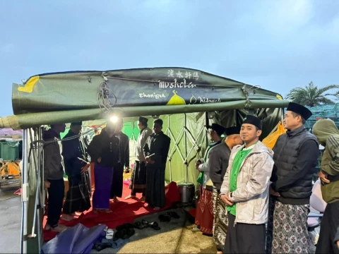 mushala-tenda-di-pelabuhan-taiwan,-tempat-ibadah-dan-silaturahim-para-abk