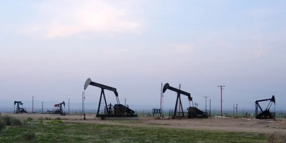 jalur-hormuz-terganggu,-minyak-as-jadi-buruan-kilang-dunia