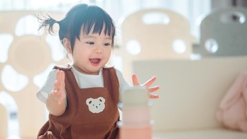 perkembangan-bayi-12-bulan-menuju-toddler,-bunda-perlu-tahu