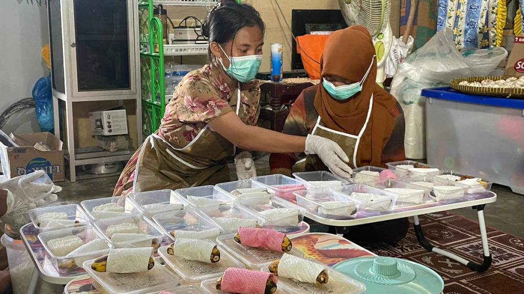 di-tengah-puing-bencana,-dapur-ngebul-menjaga-gizi-anak