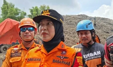 sar:-hujan-deras-diduga-picu-longsor-sampah-di-tpst-bantargebang