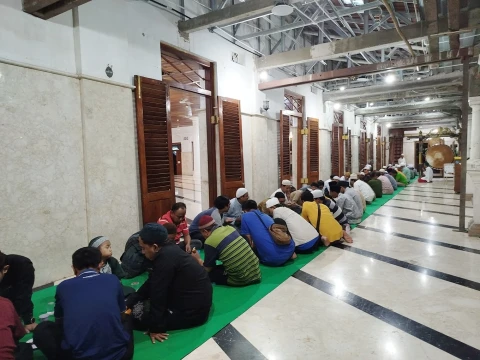 bukber-di-masjid-jami-an-nawier-pekojan,-nasi-kebuli-jadi-favorit
