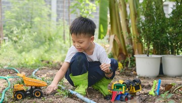 7-alasan-bermain-kotor-kotoran-bagus-untuk-perkembangan-anak