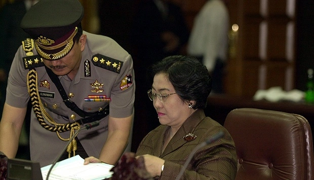 sekolah-kekuasaan,-ajudan-naik-takhta