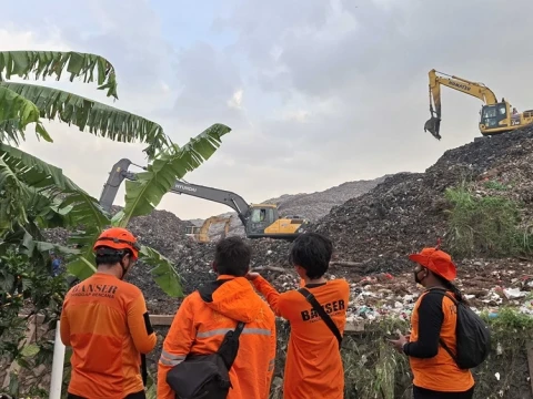 banser-tanggap-bencana-ikut-andil-pencarian-korban-longsor-sampah-di-tpst-bantargebang-bekasi